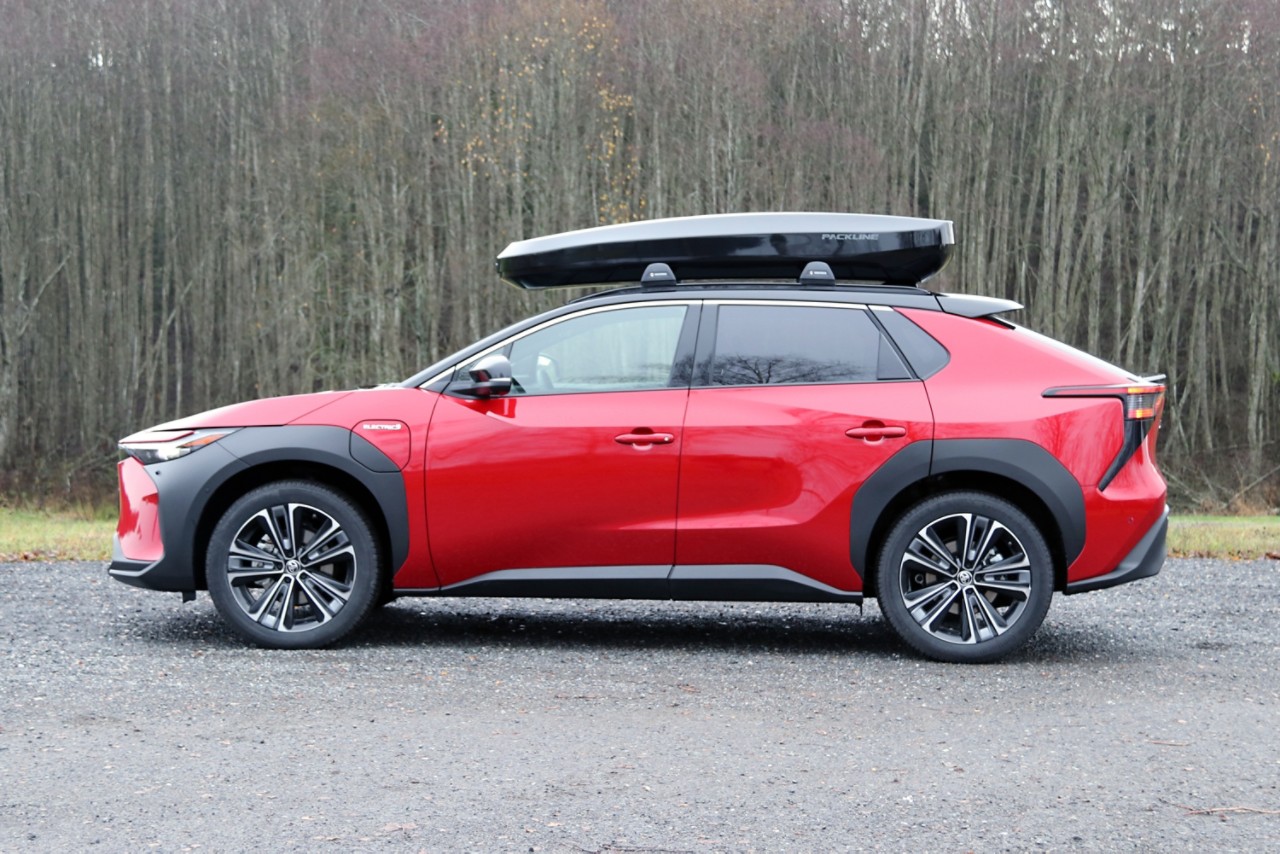 Toyota bZ4X med takboks | Toyota Norge